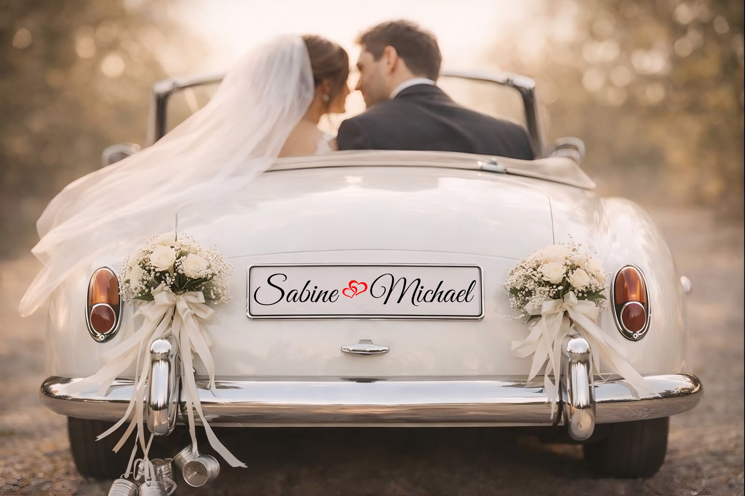 Madyes Hochzeitsauto mit personalisiertem Kennzeichen und Dekoration, Rückansicht.