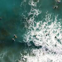 Surfer in Wasser Levanto Italien Drohne Fotografie Druck Luftaufnahme Druck 40 x 50 cm