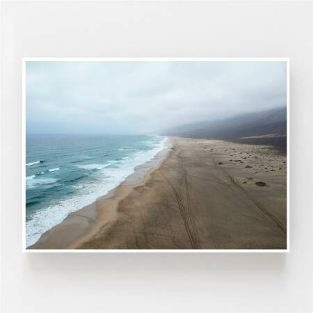 Fuerteventura Cofete Strand Kunstdruck neblige Strand Landschaft Foto Druck Fuerteventura Küste Fotografie Drohne fotografie DIN A5 (14,8 x 21 cm)